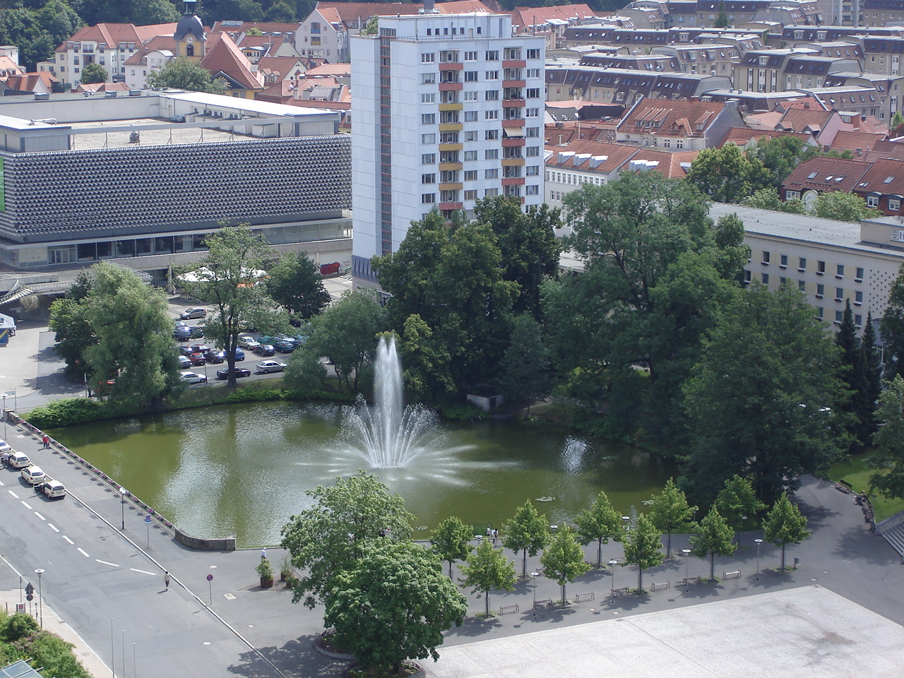 Fragment miasta z fontanną i wysokim budynkiem