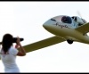 Kobieta robi zdjęcie lądującemu szybowcowi (photo)