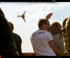 Całująca się para, w tle leci samolot (photo)