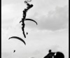 Pokaz paralotniarzy lecących z flarami dymnymi (photo)
