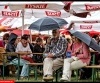 Publiczność spod parasoli patrzy na pokazy (photo)