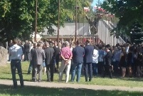 Uczestnicy uroczystości przy Pomniku Żołnierzom Garnizonu Leszczyńskiego (photo)