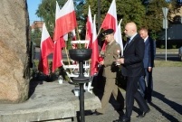 Składanie wiązanek kwiatów i zapalanie zniczy w miejscach związanych z rocznicą 1 września 1939r. (photo)