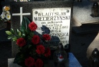 Składanie wiązanek kwiatów i zapalanie zniczy w miejscach związanych z rocznicą 1 września 1939r. (photo)