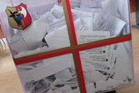Weryfikacja głosów odbywa się w sali sesyjnej Urzędu Miasta Leszna (photo)