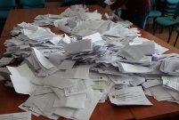 Weryfikacja głosów odbywa się w sali sesyjnej Urzędu Miasta Leszna (photo)