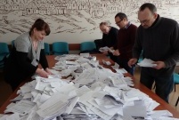 Weryfikacja głosów odbywa się w sali sesyjnej Urzędu Miasta Leszna (photo)