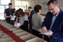 Weryfikacja głosów odbywa się w sali sesyjnej Urzędu Miasta Leszna (photo)