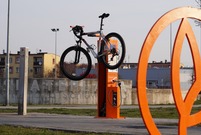 Stacja naprawy rowerów na Skateplazie im. Tomasza Staniewskiego (photo)