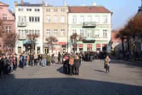 Poloneza na leszczyńskim Rynku zatańczyli maturzyści trzech leszczyńskich szkół (photo)