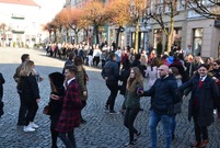 Poloneza na leszczyńskim Rynku zatańczyli maturzyści trzech leszczyńskich szkół (photo)