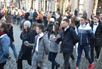 Poloneza na leszczyńskim Rynku zatańczyli maturzyści trzech leszczyńskich szkół (photo)