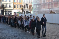 Poloneza na leszczyńskim Rynku zatańczyli maturzyści trzech leszczyńskich szkół (photo)