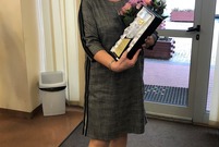Jolanta Jankowiak prezentuje pamiątkowy grawerton (photo)
