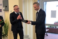 Prezydent Borowiak wręcza Maciejowi Kubiakowi pamiątkowy grawerton (photo)