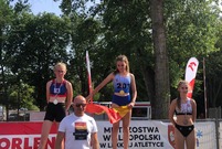 Zawodniczki na podium, obok stoi trener (photo)