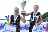 Zawodniczki na podium z pucharem w dłoniach (photo)