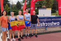 Zawodnicy i opiekunowie z flagą Leszna (photo)