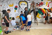Jednym z pomysłów było ozdobienie ścian klubu ciekawym malowidłem. Za pędzle chwyciła młodzież (photo)