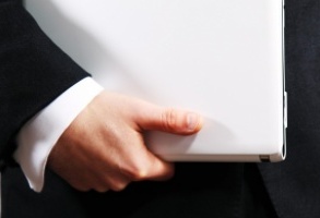 Ręka trzyma laptop