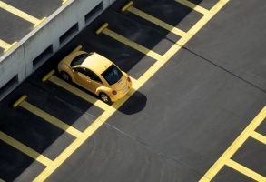 Żółty samochód na parkingu