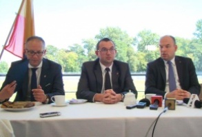 Wspólna konferencja prasowa prezydenta Łukasza Borowiaka, wiceprezydenta Piotra Jóźwiaka i wiceministra Jana Dziedziczaka odbyła się w minioną środę