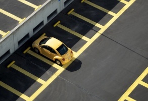 Żółte auto na parkingu