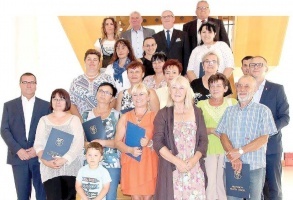 Laureaci i organizatorzy konkursu z prezydentem Łukaszem Borowiakiem