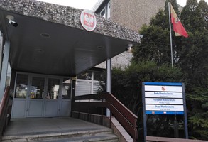 Wejcie do Urzędu Miasta Leszna przy ul. Karasia 15
