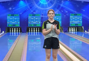 Nicoletta na kręgielni, na tle tablic z wynikami