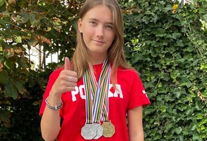 Maja z 3 medalami na szyi