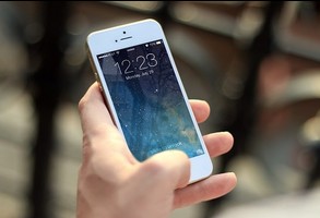 Ręka trzymająca telefon komórkowy