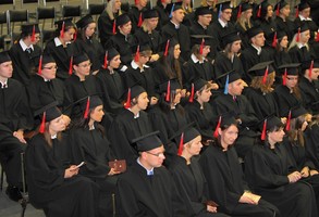 Grupa studentów w togach i biretach