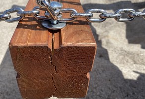 Wadliwy element drewnianego mostka