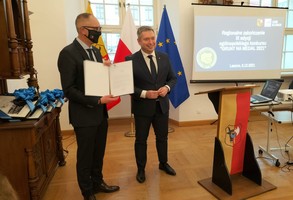 Prezydent Łukasz Borowiak odbiera wyróżnienie z rąk Wicemarszałka Pana Jacka Bogusławskiego