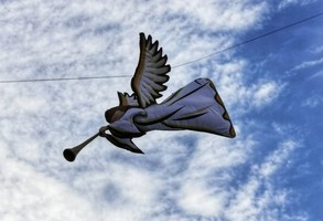 anioł z trąbką - instalacja na leszczyńskim Rynku