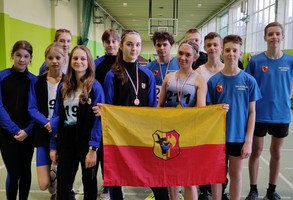 Zawodnicy UKS Achilles Leszno z flagą Leszna