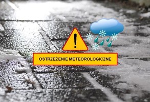 Chodnik pokryty lodem, napis ostrzeżenie meteorologiczne