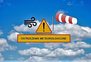 fotografia nieba z chmurami i symbolem wiatru, na środku napis ostrzeżenie meteorologiczne.