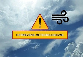 Fotografia nieba z chmurami i symbolem wiatru, na środku napis ostrzeżenie meteorologiczne.