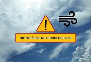 Obłoki na niebie, symbol wiatru, napis ostrzeżenie meteorologiczne