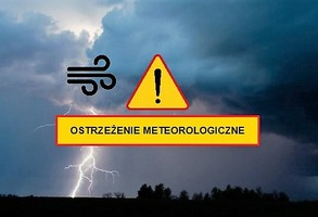 Błyskawica na tle nieba, symbol wiatru, napis ostrzeżenie meteorologiczne