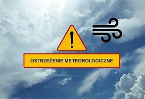 Obłoki na niebie, symbol wiatru, napis ostrzeżenie meteorologiczne
