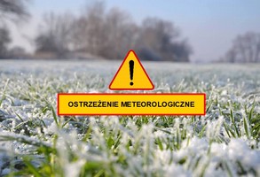 Fotografia przymrozku na trawie, na środku napis ostrzeżenie meteorologiczne.