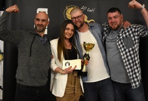 Grupa osób z pucharem