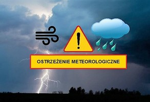 Błyskawica na tle nieba, symbol wiatru i deszczu, napis ostrzeżenie meteorologiczne