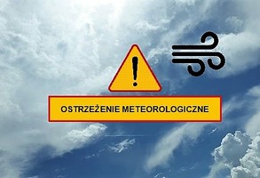Fotografia nieba z chmurami i symbolem wiatru, na środku napis ostrzeżenie meteorologiczne.