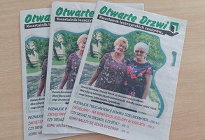 Gazety leżące na stole
