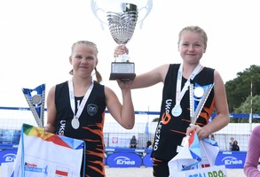 Zawodniczki na podium z pucharem w dłoniach