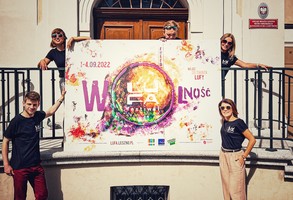 Prezentacja plakatu Festiwalu LUFA na schodach ratusza